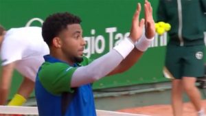 Il gagne puis manque d&rsquo;assommer un spectateur: la boulette d&rsquo;une star du tennis français à Monte-Carlo