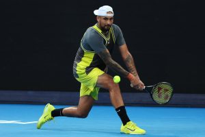 Kyrgios s’entraîne sur terre battue