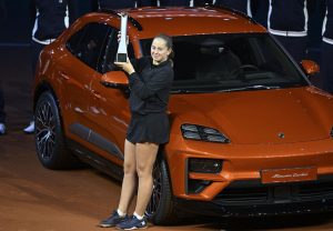 Ostapenko se met au volant de sa voiture gagnée sur le court de Stuttgart