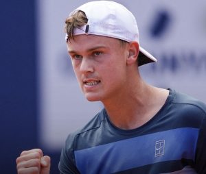 Rune Triomphe à Barcelone face à un Alcaraz freiné par des douleurs musculaires