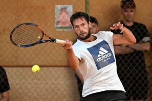 Scandale de triche dans le tennis : 22 matchs truqués, menacé par un truand… L’incroyable histoire d’un joueur français, suspendu à vie