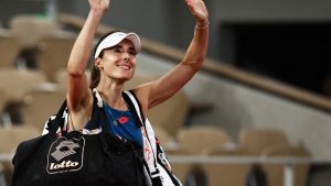 Sortie de sa retraite, une légende du tennis français humilie son adversaire pour son match de reprise