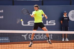 Stefanos Tsitsipas rejoint Arthur Fils en quarts de finale à Barcelone