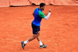 Tennis : Arthur Fils passe en quarts à Barcelone