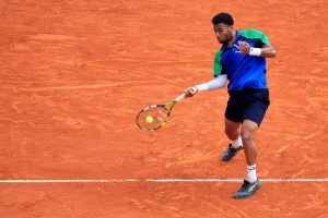 Tennis. Arthur Fils profite de l’abandon de Tsitsipas et affrontera Alcaraz en demi-finale à Barcelone
