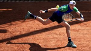 Tennis : « Je suis tombé et je me suis cogné la main contre une table de nuit ! » La grosse mésaventure du Français Ugo Humbert, éliminé à Monte-Carlo