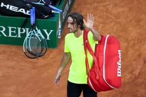 Tsitsipas abandonne à Barcelone, Arthur Fils opposé à Alcaraz en demi-finale