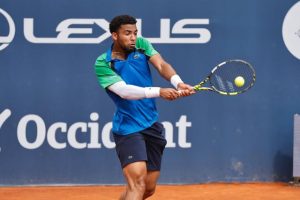 Vainqueur après l&rsquo;abandon rapide de Tsitsipas, Fils rejoint Alcaraz en demies à Barcelone