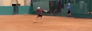 Vidéos, ATP > Dix jours avant son retour de suspension, le numéro 1 mondial Jannik Sinner fracasse la balle à l&rsquo;entraînement