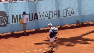 Vidéos, ATP – Madrid > Corentin Moutet copieusement sifflé à sa sortie du court après son abandon
