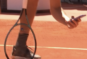 Vidéos, ATP – Madrid > Furieux après une décision du Hawk-Eye, Zverev prend en photo la marque de la balle !