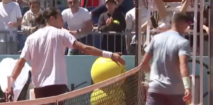 Vidéos, ATP – Madrid > Provoqué par Bellucci au filet, Dzumhur refuse de lui serrer la main
