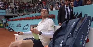 Vidéos, ATP – Madrid > Surclassé par Mensik, Bublik s&rsquo;adresse à l&rsquo;arbitre : « Mohamed, tu te rappelles quand le tennis était facile ? Il y avait plein de mecs du Top 50 qui bougeaient à peine. Et maintenant, ce gars n&rsquo;est même pas Top 10. C&rsquo;est quoi ce bordel »