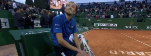 Vidéos, ATP – Monte Carlo > Medvedev à l&rsquo;arbitre après sa victoire contre Khachanov : « Est-ce que tu peux appeler le physio s&rsquo;il te plaît ? »