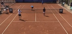Vidéos, ATP > Un joueur disqualifié après avoir frappé son adversaire en pleine tête