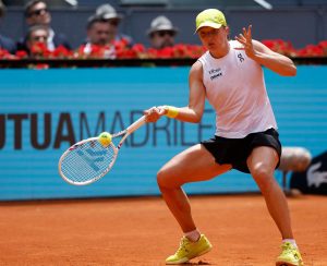 Zverev et Tsitsipas éliminés en huitièmes, Swiatek se fait peur