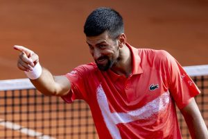 À la veille de son deuxième tour à Roland-Garros, Novak Djokovic aperçu à vélo en plein coeur de Paris