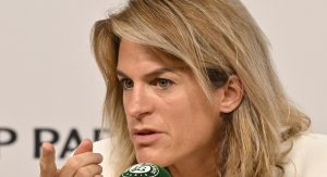 Roland Garros > Amélie Mauresmo, directrice du tournoi, tape du poing sur la table : « Je n&rsquo;accepte pas que vous disiez cela. C&rsquo;est clair pour moi »