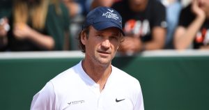 ATP > Carlos Moya met en garde Alcaraz : « Vouloir être le meilleur de l&rsquo;histoire de cette manière. Peut-on le devenir ? Je pense qu&rsquo;il est difficile d&rsquo;avoir une vie normale »