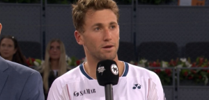 ATP – Madrid > Casper Ruud, après le premier grand titre de sa carrière : « Je voudrais m&rsquo;adresser à ma magnifique fiancée, Maria, qui est venue exprès pour me soutenir. Je dois la remercier de m’avoir donné le dernier coup de pouce pour enfin franchir la ligne d’arrivée »