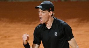 ATP – Rome > Vainqueur de Paul, Sinner s&rsquo;est fâché pour rejoindre Alcaraz en finale : « Il m&rsquo;a breaké d&rsquo;entrée, et ça m&rsquo;a fait l&rsquo;effet d&rsquo;un coup de poing en pleine figure »