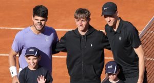 Roland Garros > Carlos Alcaraz, sur le fait d&rsquo;affronter Jannik Sinner en finale : « La plupart du temps, c&rsquo;est juste de la souffrance. Mais ce que je préfère, c&rsquo;est le retour d&rsquo;information, sur la façon dont je peux m&rsquo;améliorer, devenir un meilleur joueur »