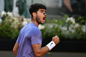 Alcaraz lâche un set contre Marozsan mais se qualifie pour le troisième tour de Roland-Garros