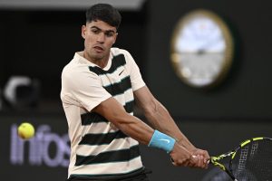 Alcaraz se complique la tâche face à Dzumhur mais rejoint les huitièmes de finale à Roland-Garros