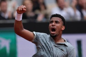 Arthur Fils réussit son entrée en lice contre Nicolas Jarry et atteint le deuxième tour de Roland-Garros pour la première fois