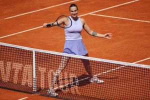 Aryna Sabalenka se balade pour son entrée en lice à Rome
