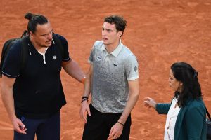 Blessé à la jambe droite, Ugo Humbert abandonne dans le deuxième set contre Jacob Fearnley au deuxième tour de Roland-Garros