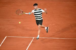 Bousculé, Carlos Alcaraz se qualifie pour les huitièmes de finale de Roland-Garros après sa victoire contre Damir Dzumhur