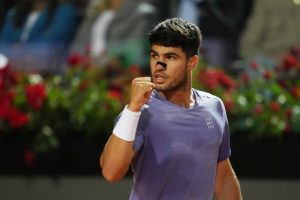 Carlos Alcaraz s&rsquo;en sort contre Laslo Djere et rejoint les huitièmes de finale à Rome