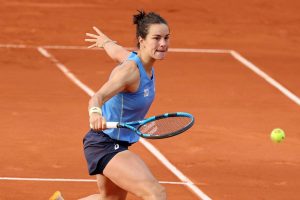 « Cette victoire a un goût différent » : entraînée par la foule un an après sa lourde blessure, Boisson a vécu une première de rêve à Roland-Garros