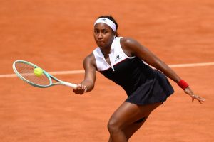 Coco Gauff écarte Marie Bouzkova pour se hisser en huitièmes de finale de Roland-Garros