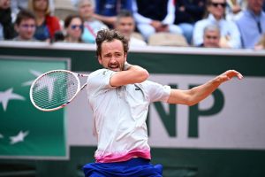 Daniil Medvedev battu d&rsquo;entrée par Cameron Norrie à Roland-Garros après avoir servi pour le match