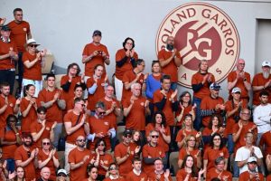 Des t-shirts « Merci Rafa » distribués aux spectateurs présents lors de l&rsquo;hommage à Nadal sont revendus à prix d&rsquo;or