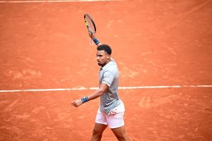 Diminué physiquement, Arthur Fils serre les dents et s&rsquo;en sort en cinq sets contre Jaume Munar au 2e tour de Roland-Garros