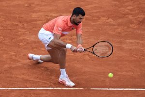 Djokovic réussit son entrée en lice à Genève et rejoint Arnaldi en quart