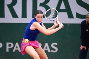Elsa Jacquemot s&rsquo;offre une victoire de prestige contre Maria Sakkari et file au deuxième tour de Roland-Garros
