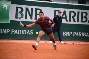 Giovanni Mpetshi Perricard bat Zizou Bergs et atteint pour la première fois le deuxième tour de Roland-Garros