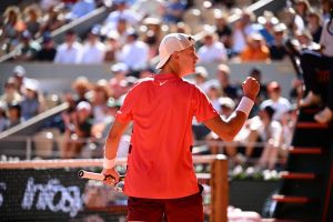 Holger Rune a fait sortir un spectateur lors de sa victoire contre Quentin Halys à Roland-Garros