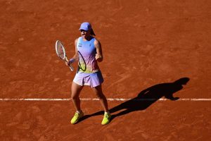 Iga Swiatek domine Jaqueline Cristian au troisième tour et enchaîne une 24e victoire d&rsquo;affilée à Roland-Garros