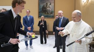Il lui propose… un match au cœur du Vatican: l&rsquo;échange génial entre Jannik Sinner et le nouveau pape