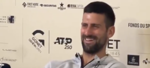 Insolite, ATP – Genève > Djokovic, à son fils qui lui pose une question en conférence de presse : « Je n&rsquo;avais pas de casquette car tu me les as toutes prises ! Elles sont toutes dans ton placard et sans elles, je ne supporte plus beaucoup le soleil ! »