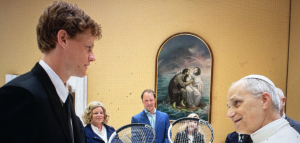Insolite, ATP – Rome > Le numéro 1 mondial Jannik Sinner au pape Léon XIV : « J’ai une balle si vous voulez jouer un peu »