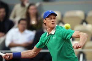 « J’ai le ressenti que, plus loin du court central ou sur le Suzanne-Lenglen, c’est plus chaotique », évoque Sinner à propos du public français