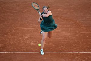 Jelena Ostapenko, la bête noire d&rsquo;Iga Swiatek, battue au troisième tour de Roland-Garros par Elena Rybakina