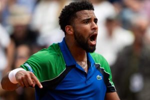 « La solution était la positivité » : Arthur Fils après sa victoire contre Stefanos Tsitsipas, dimanche, au 3e tour