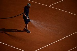 « Le moindre courant d&rsquo;air et c&rsquo;est tempête du désert »  : pourquoi faut-il arroser les courts de tennis sur terre battue ?